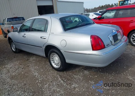 2002 Lincoln Town Car Executive z USA, uszkodzony, nr VIN 1LNHM81W32Y616557